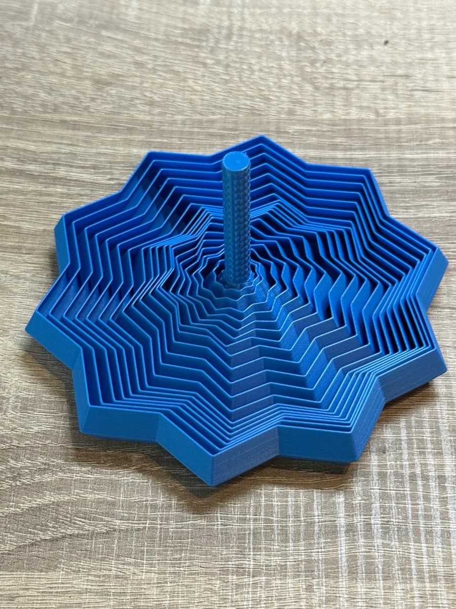 Pieza azul FDM con contornos repetidos