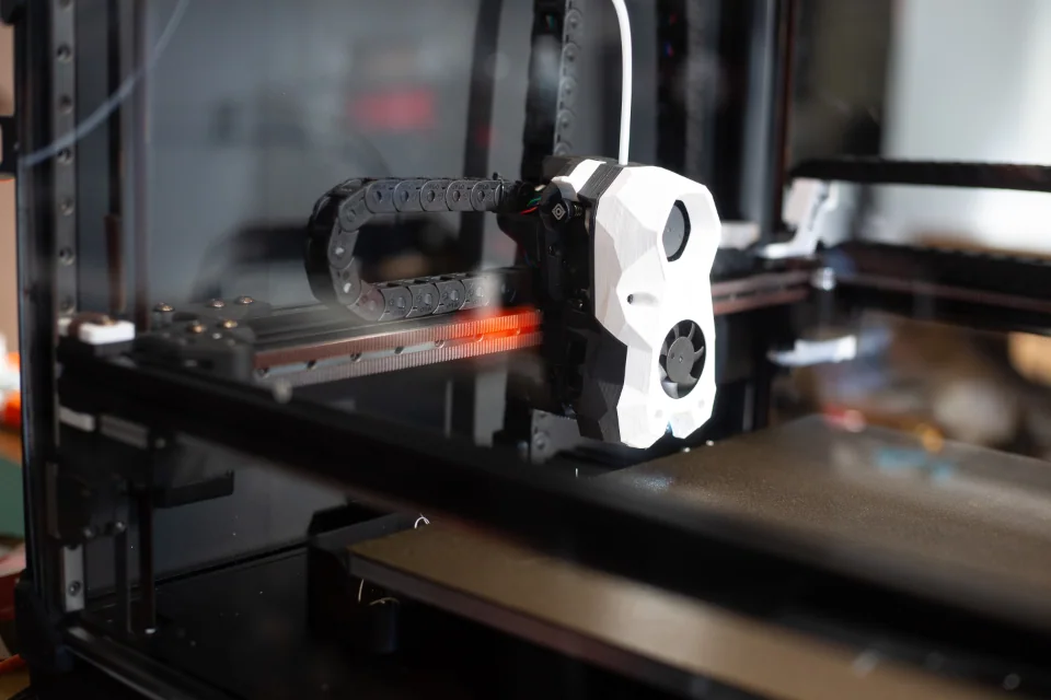 Impresora 3D fabricando una pieza de prueba