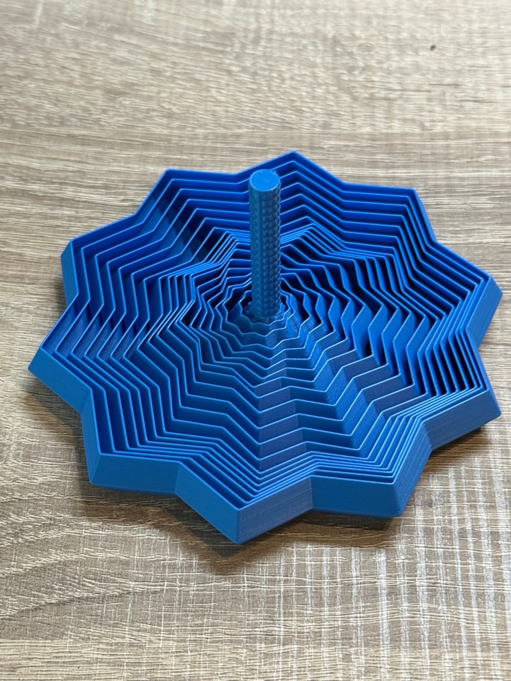 Pieza azul impresa en 3D con geometría por capas