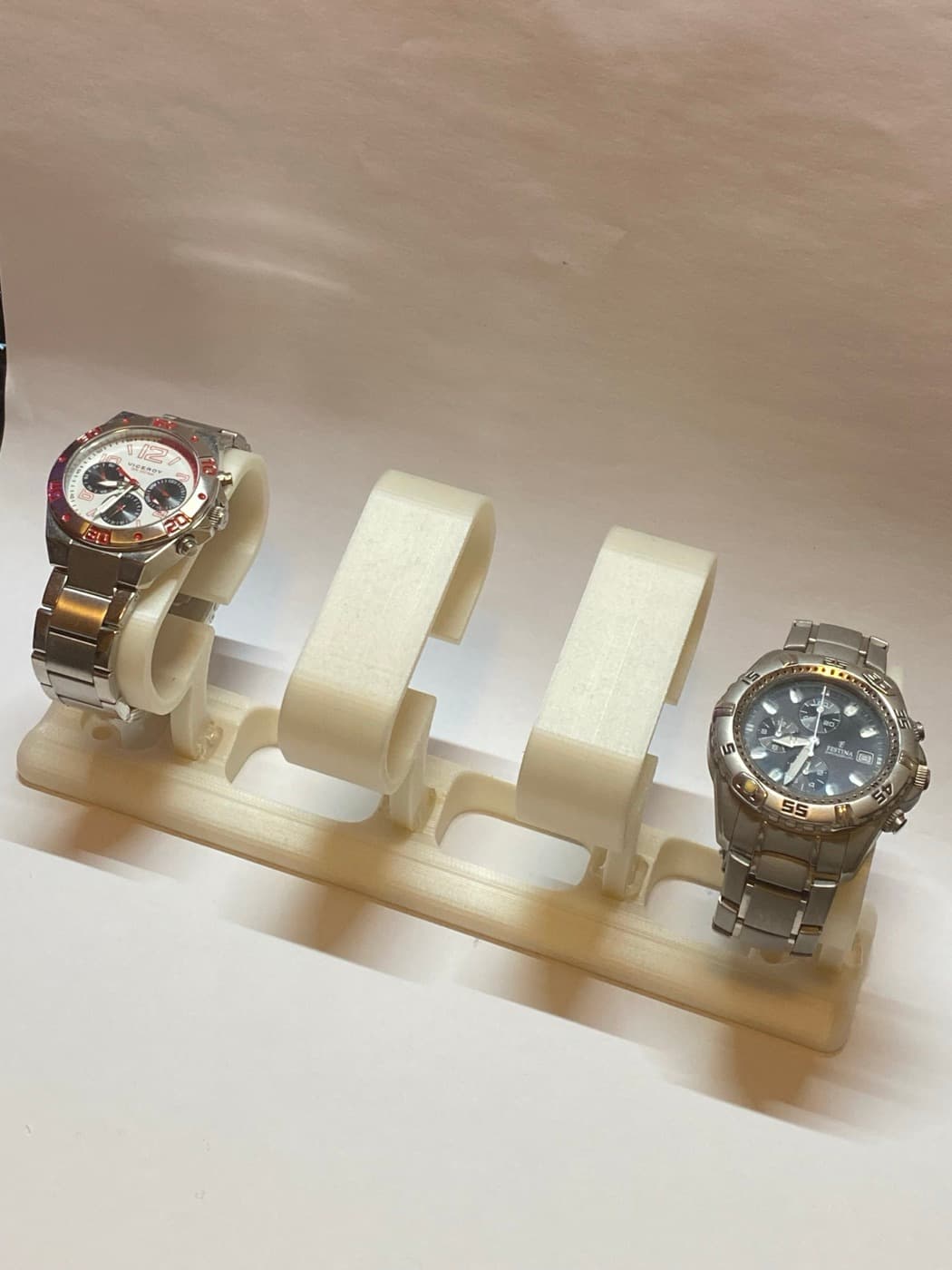 Soporte impreso en 3D para relojes sobre fondo claro