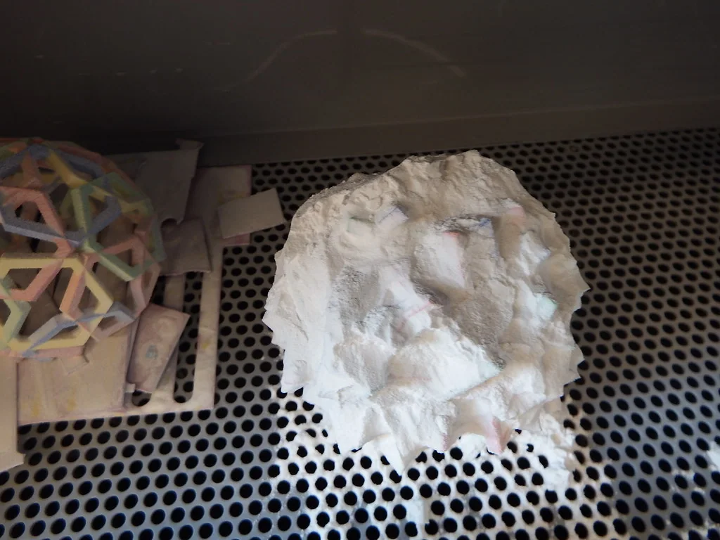 Prototipos geométricos dentro de una cámara de fabricación